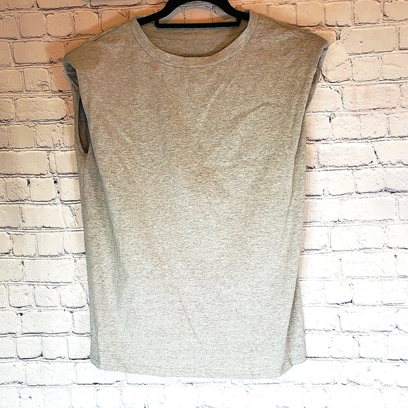 Chic & casual grey padded shoulder muscle tee - Picture 9 of 9
